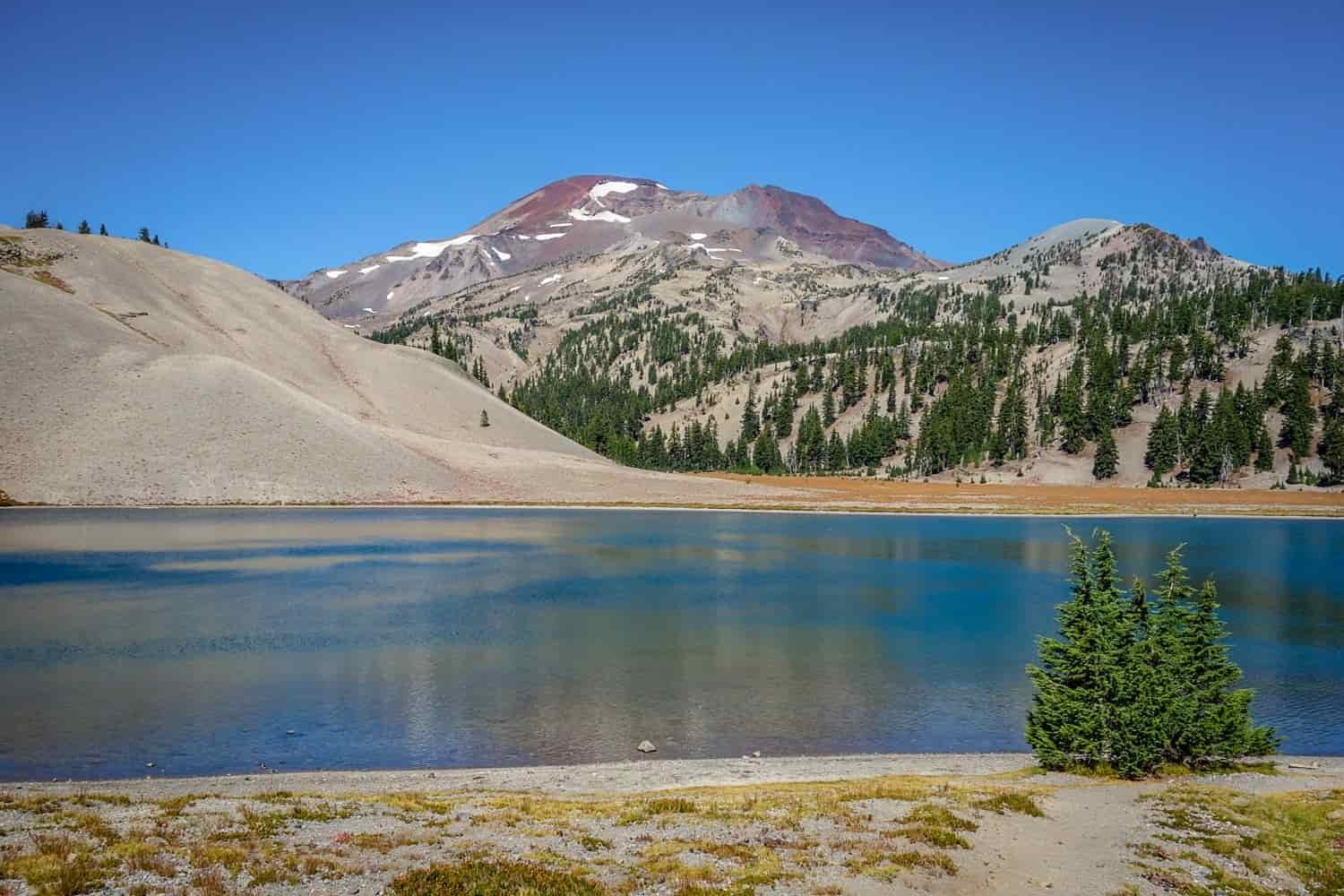 green lake under south sister in oregon