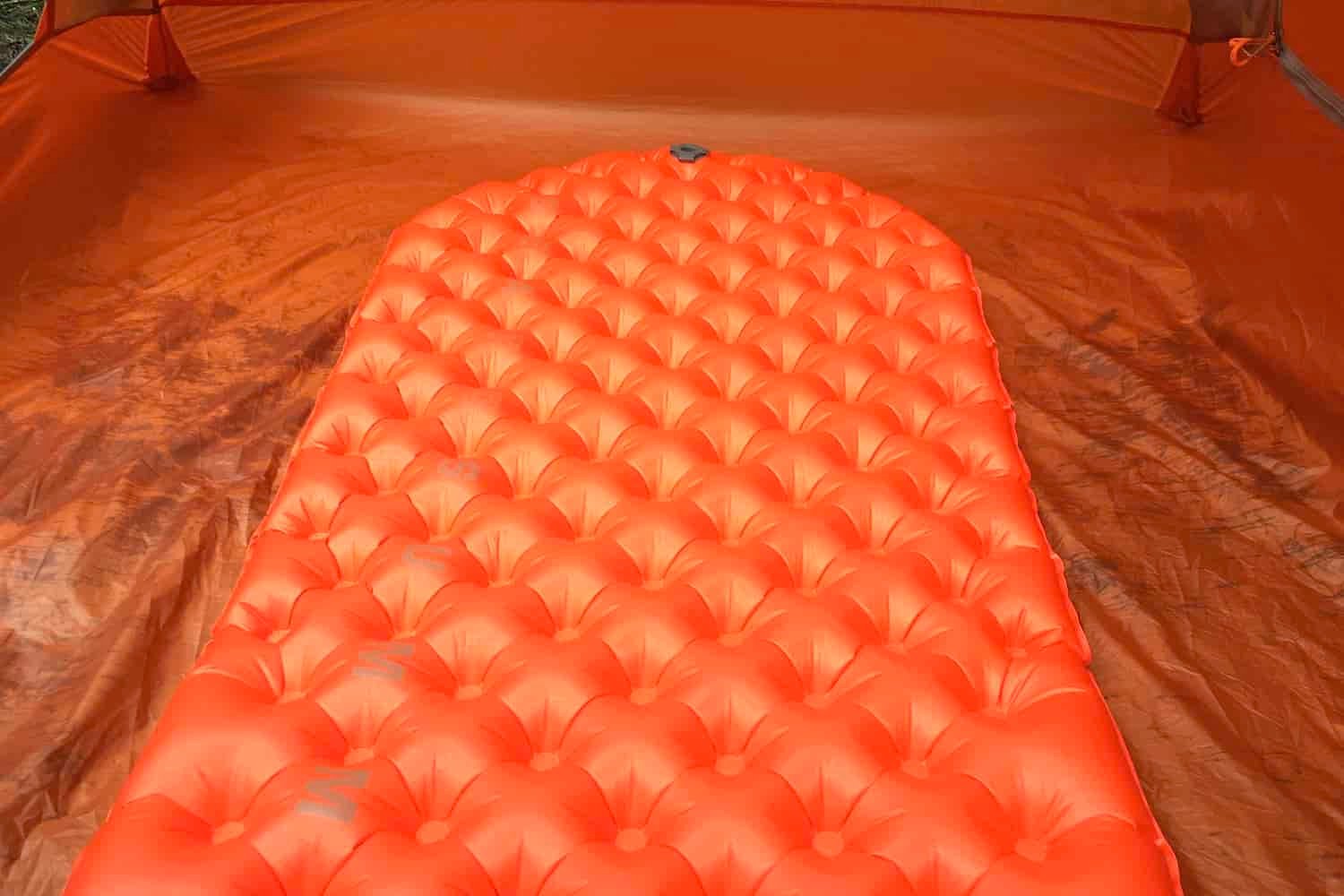 a view of the quilted inflated baffles on the sea to summit ultralight insulated sleeping pad