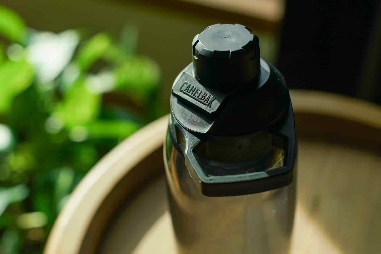 A close up of the CamelBak Chute Mag Renew's twist on magnetic lid