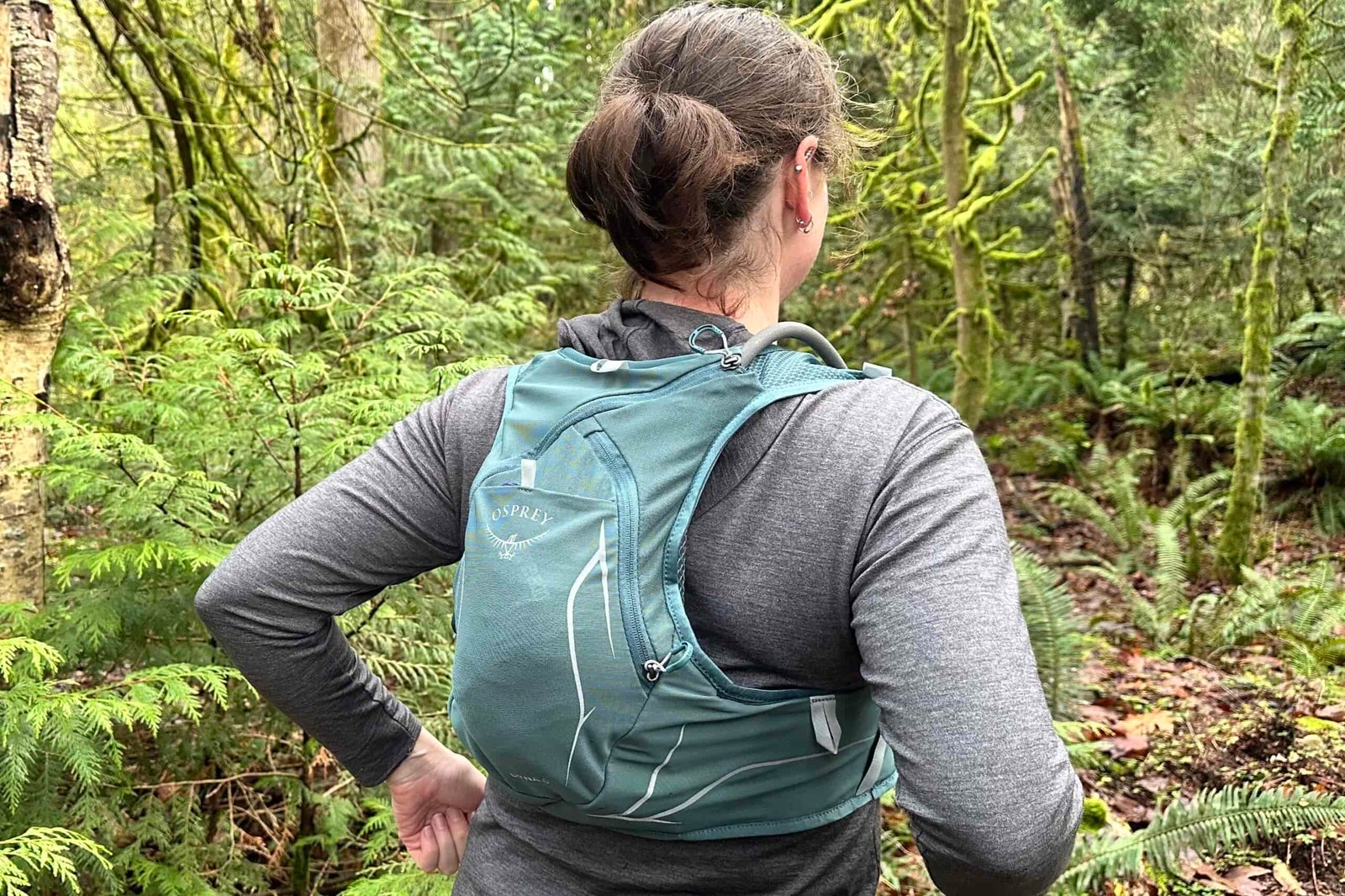 Runner wearing the Osprey Dyna 6 Hydration Vest