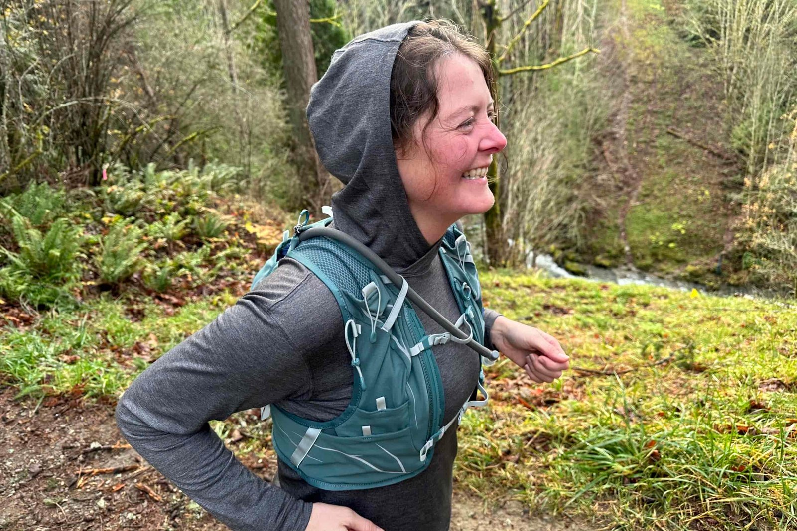 Runner wearing the Osprey Dyna 6 Hydration Vest