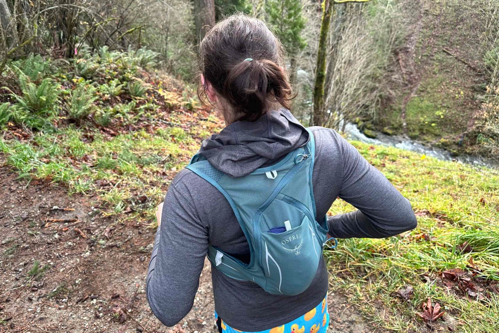 Runner wearing the Osprey Dyna 6 Hydration Vest