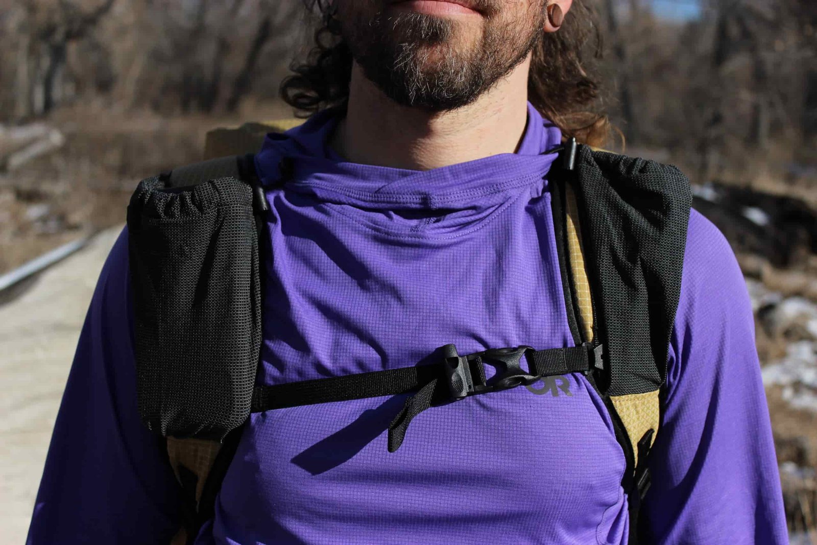 A torso shot of a hiker wearing the Pa'lante V2.