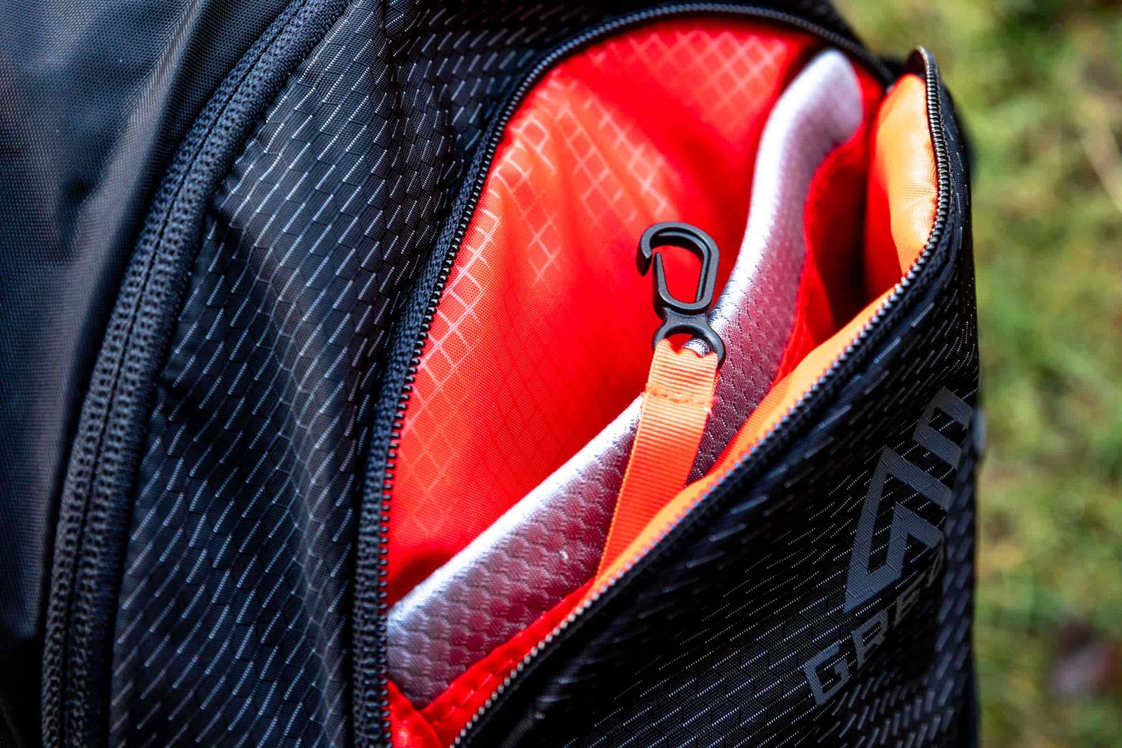 Details of Gregory Sula 16 H2O - outer pouch with a key chain hook and a division for small items